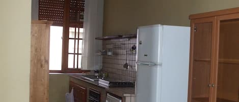 Private kitchen | Fridge, microwave, oven, stovetop