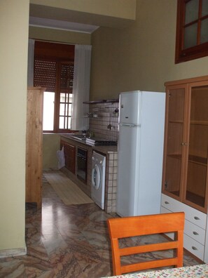 Kylskåp, mikrovågsugn, ugn och spishäll