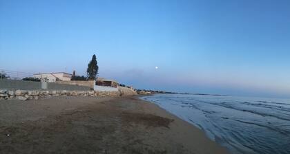 kokea meri luonnollisessa paratiisissa, joka on ihanteellinen leijalautailuun, purjelautailuun, pyöräilyyn ja lapsiin