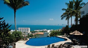 Alberca al aire libre y alberca climatizada