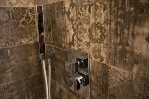 Haartrockner, Handtücher, Seife, Shampoo
