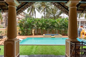 Piscine extérieure, chaises longues