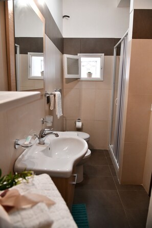 Dusche, Haartrockner, Bidet, Handtücher