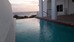 Une piscine avec vue sur l’océan.