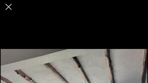 Une chambre à coucher avec un lit, une fenêtre avec des rideaux, un ventilateur de plafond et une vue sur la mer.