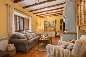 TV, fireplace, books - Fantastic Views Over The Mountains And Peaceful (Asturias)