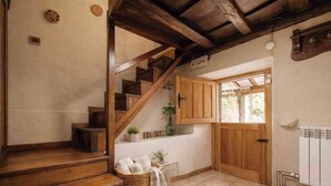 Una escalera de madera que conduce a una habitación con vistas, una cesta con toallas y un cartel que dice 'HOME'.