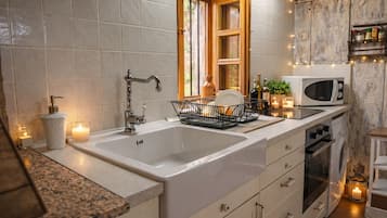 Een koelkast, een microgolfoven, een oven, een kookplaat