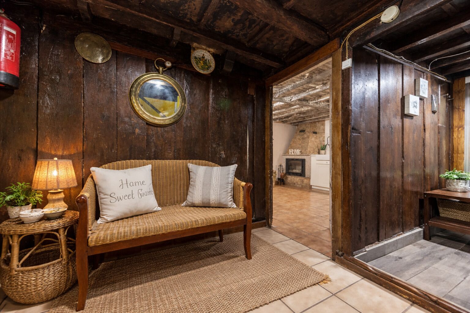 تلفزيون، مدفأة، كُتُب