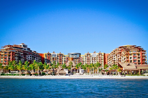 Ocean Front Luxury Resort with White Sandy Beach.
AHHHH PERFECTION!!