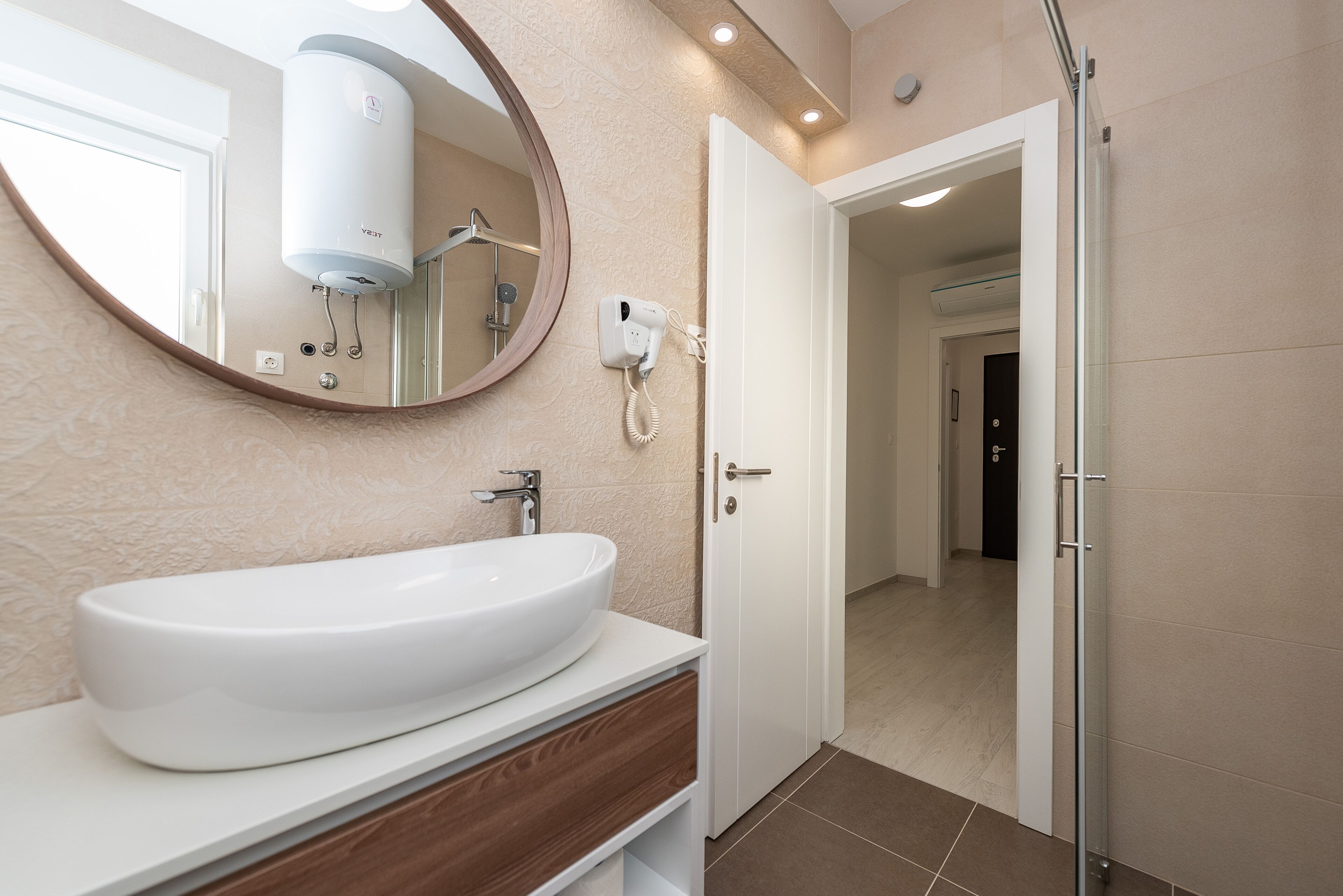 Dusche, Haartrockner, Handtücher, Toilettenpapier