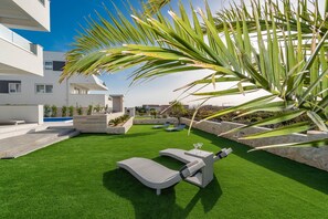 Terrace/patio - Room with Pool, Balcony and Private bathroom (Novalja)