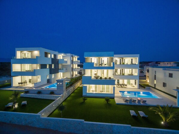 Una piscina al aire libre