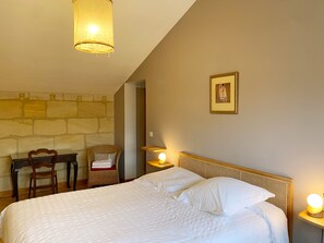 3 habitaciones, tabla de planchar con plancha y cuna de viaje 