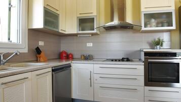 Kühlschrank, Ofen, Geschirrspüler, Wasserkocher mit Kaffee-/Teezubehör