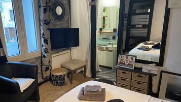 1 sovrum, internet och sÀngklÀder