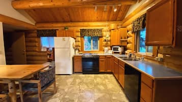 Geladeira, micro-ondas, fogão, lava-louças