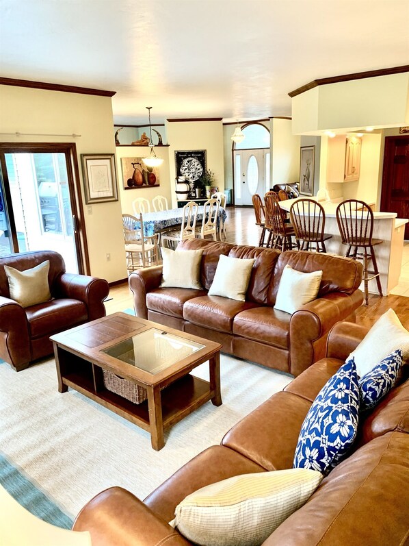 Téléviseur, foyer, lecteur de DVD, livres