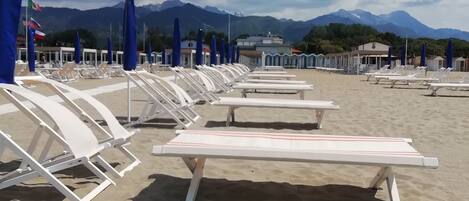 Una spiaggia nelle vicinanze