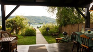 Outdoor dining - comfortable house of wood direktly at the lakefront for 6 persons (Krumpendorf)