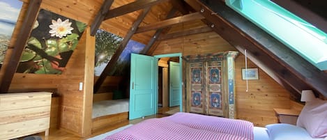 3 bedrooms, in-room safe, iron/ironing board, WiFi
