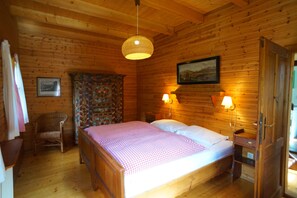 3 bedrooms, in-room safe, iron/ironing board, WiFi - comfortable house of wood direktly at the lakefront for 6 persons (Krumpendorf)