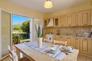 雪櫃、微波爐、焗爐、爐具