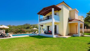 A two-story house with a pool, a covered patio, and a view of the mountains. - Apollon - Seven Springs Villas (Rhodes)