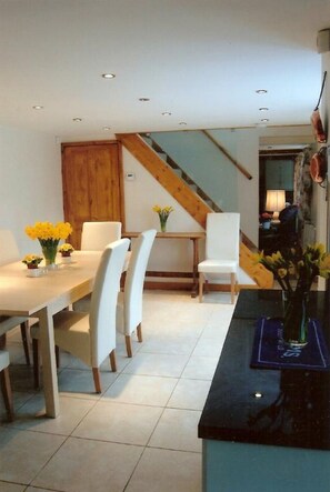 Dining - Cosy cottage in the Cotswolds  (Shipton-under-Wychwood)