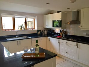 Fridge, microwave, oven, stovetop - Cosy cottage in the Cotswolds  (Shipton-under-Wychwood)