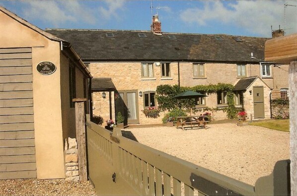 Property grounds - Cosy cottage in the Cotswolds  (Shipton-under-Wychwood)