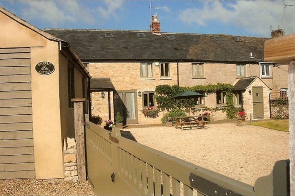 Pretty garden with seating for morning coffee, lunch or evening drinks