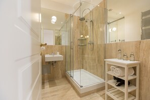 Shower, hair dryer, bidet, towels - Amazing Piazza Venezia Suite Int 4 (Roma)