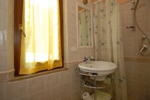 Douche, bidet, serviettes fournies
