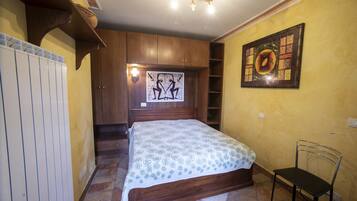 1 slaapkamer, een strijkplank/strijkijzer, gratis wifi, beddengoed