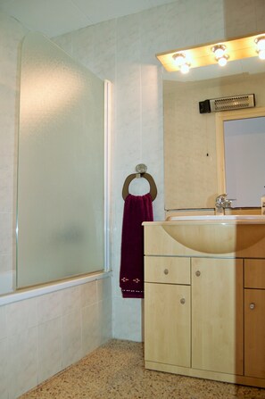 Chuveiro/banheira combinados, secador de cabelo, toalhas de banho 