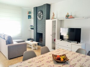 Interior - Near Lloret de Mar, 8 Pax, pool, barbecue, wifi. (Lloret de Mar)