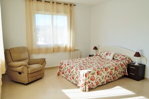 4 bedrooms, iron/ironing board, free WiFi, bed sheets - Near Lloret de Mar, 8 Pax, pool, barbecue, wifi. (Lloret de Mar)