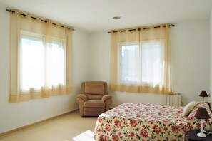 4 quartos, ferros/tábuas de passar roupa, Wi-Fi de cortesia