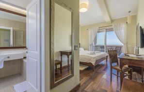 4 bedrooms, in-room safe, iron/ironing board, free WiFi