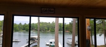 ĂskettĂ€in uusittu mökki Pikku Saint LĂ€nsi-lahdella