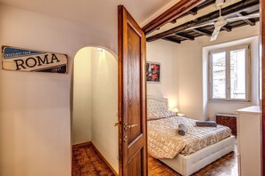 1 slaapkamer, een strijkplank/strijkijzer, wifi, beddengoed