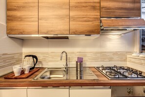 Kühlschrank, Mikrowelle, Ofen, Herdplatte