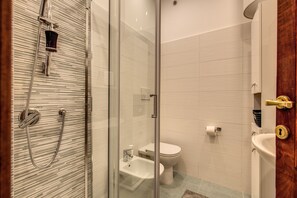 Shower, hair dryer, bidet, towels - TRASTEVERE CHARME APARTMENT (Roma)