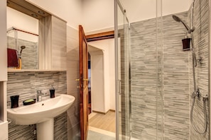 Dusche, Haartrockner, Bidet, Handtücher