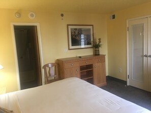 2 bedrooms, iron/ironing board, internet, bed sheets