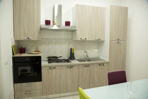 KĂŒhlschrank, Ofen, Herdplatte, Kochgeschirr/Geschirr/Besteck