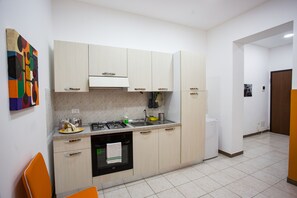 Geladeira, fogão, cooktop, talheres/pratos/utensílios de cozinha