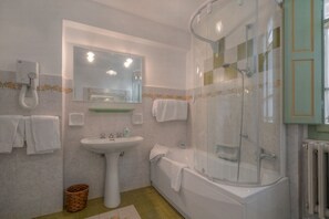 Ensemble douche/baignoire, baignoire à jets, sèche-cheveux, bidet
