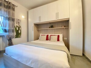 2 bedrooms, iron/ironing board, travel cot, free WiFi